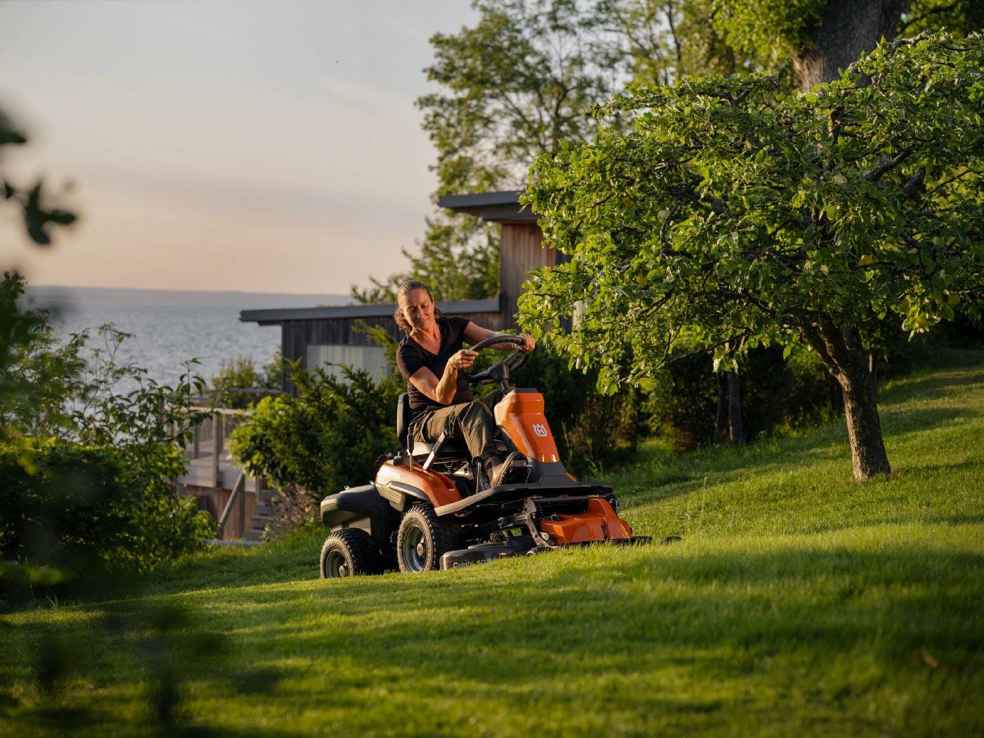Husqvarna Akku-Frontmäher R 200iX AWD - Grundgerät ohne Mähdeck