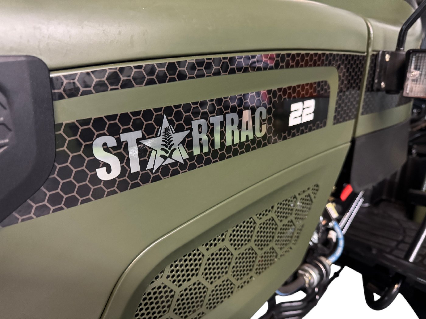 Startrac Allrad-Kleintraktor 22 Nato-Grün mit Ackerstollenbereifung