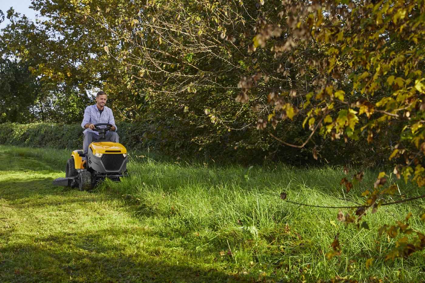 Stiga Rasentraktor Tornado 5108 W mit Mulchkit, Anhängekupplung und Batterieladegerät